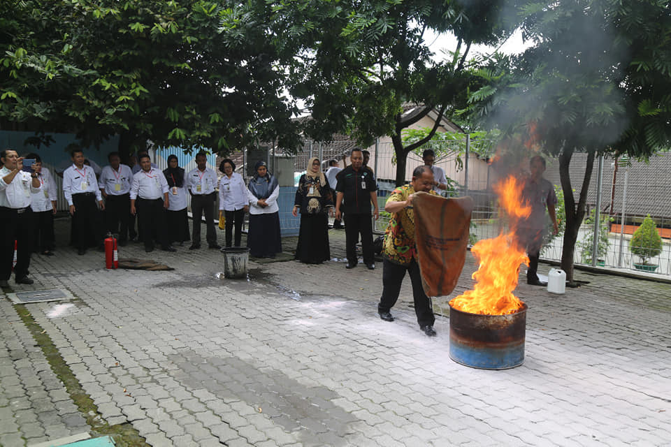 Seluruh Kepala Ruang Bangsal Keperawatan RSUD Dr.Moewardi mendapatkan pelatihan Kesehatan dan Keselamatan Kerja Rumah Sakit (K3RS)