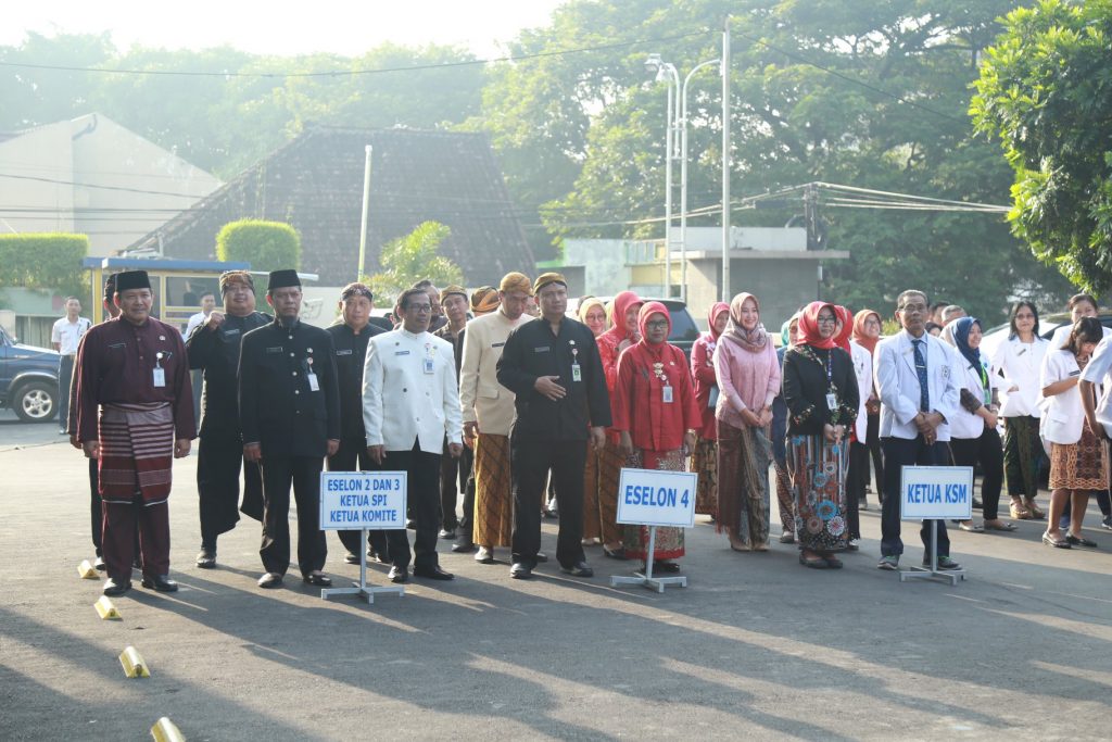 Apel pagi dalam rangka Hari Kartini di halaman gedung Aster