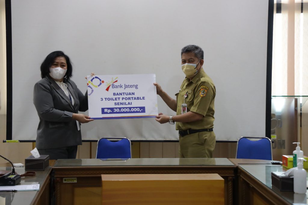 Penyerahan Bantuan Toilet Portable dan Paket Obat Isoman Dari Bank Jateng