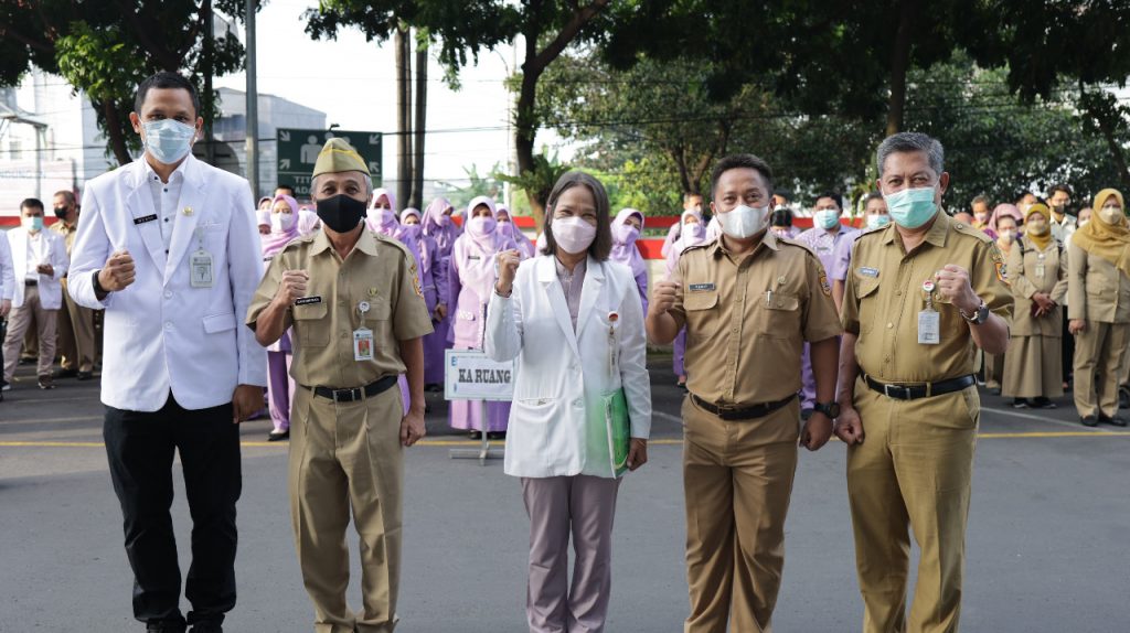 Penyerahan SK Pembentukan Komite Koordinasi Pendidikan (Komkordik) RSUD Dr. Moewardi dan FK UNS
