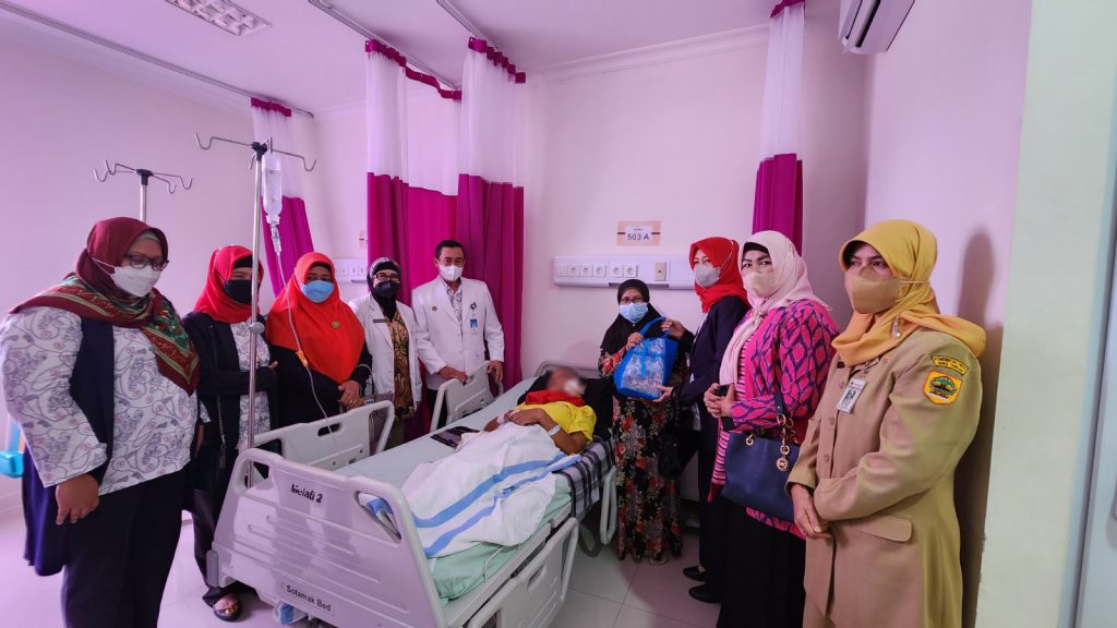 Pemberian Bingkisan untuk Pasien Kanker