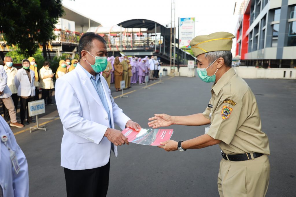 Penyerahan SK Pengangkatan Pengurus Komite Medik RSUD Dr. Moewardi