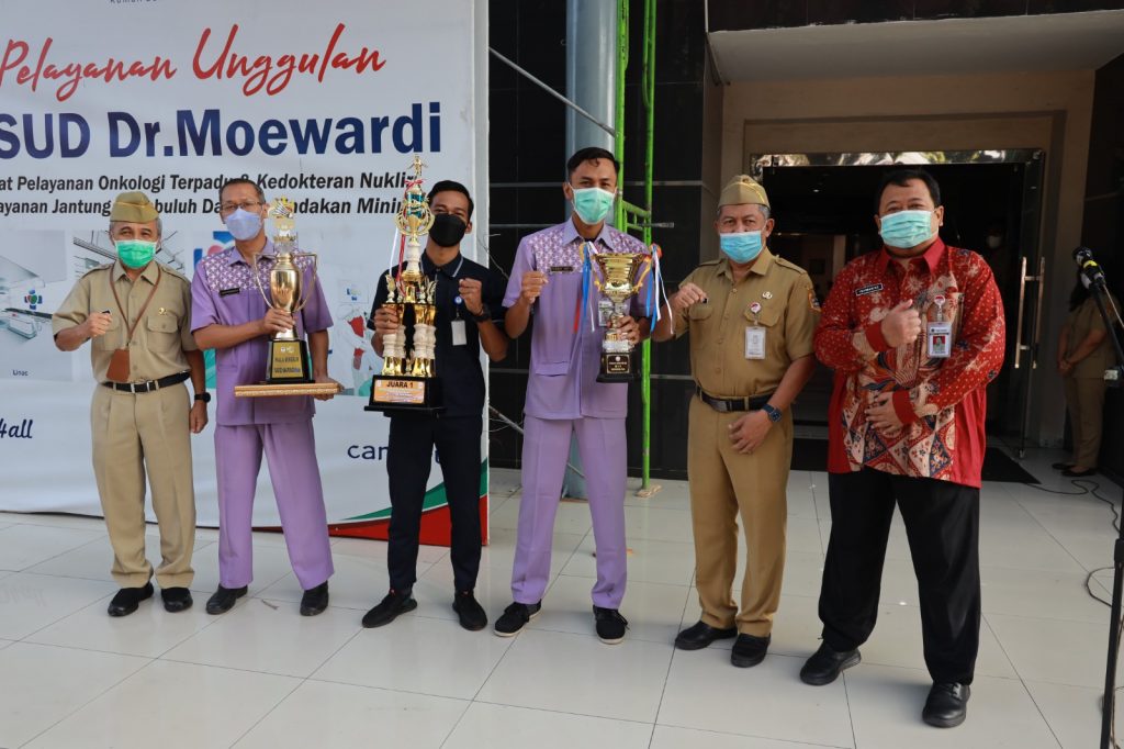 Penyerahan Piala Bergilir Liga Sepak Bola RS dan Piala Juara I Badminton & Futsal Kepada Direktur RSUD Dr. Moewardi