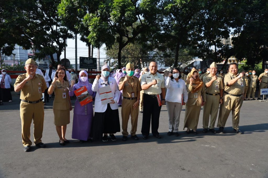 Penyerahan SK Direktur dan Surat Tugas serta Satyalancana Karya XXX, XX dan X Tahun