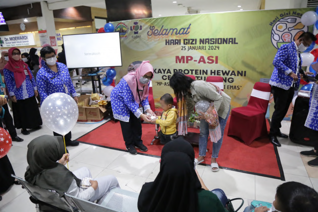 Peringatan Hari Gizi Nasional ke-64 Tahun 2024 di Ruang Tunggu Poli Reguler RSUD Dr. Moewardi