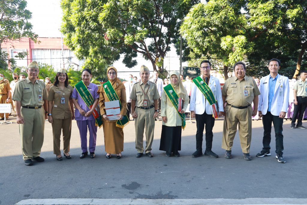 Pemberiaan Penghargaan Pegawai Berintegritas dan Berkomitmen Periode Juli-September 2024