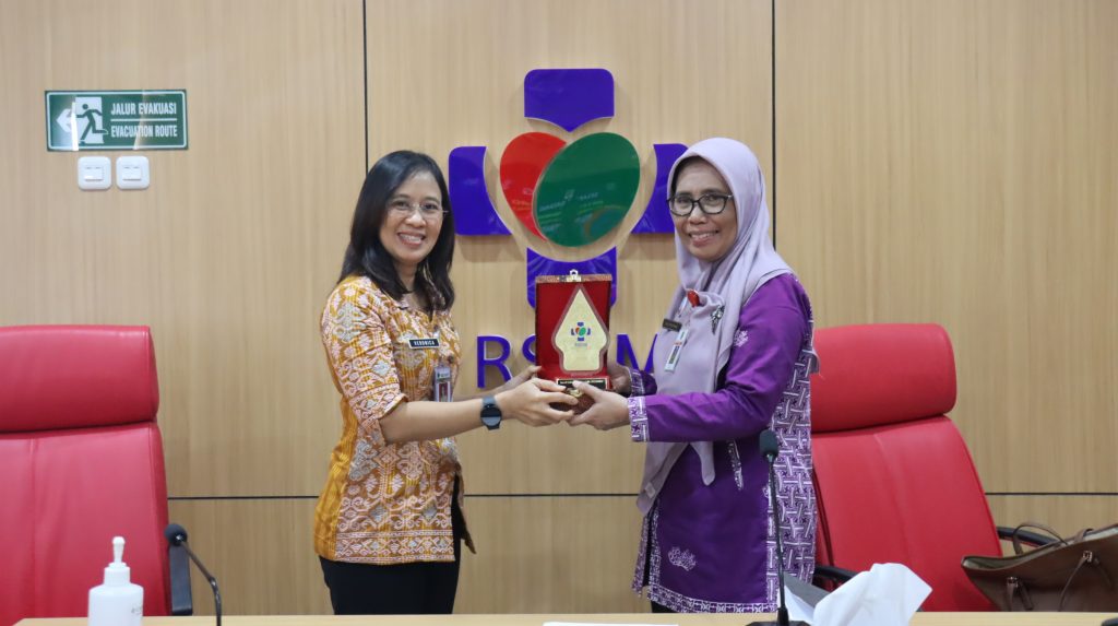 Studi Banding RSUD K.R.M.T. Wongsonegoro Kota Semarang ke RSUD Dr. Moewardi